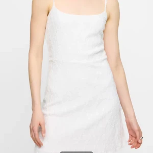 Vit kort klänning med smala axelband - Säljer en vit fik sommarkläning. Helt ny med prislapp kvar aldrig använd💗säljer den för 200 ordinarie pris är 400!