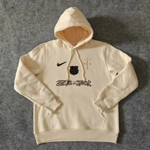 Fc Barcelona X Travis Scott hoodie  - En väldigt unik och superfin hoodie från el Classico collab av FC Barcelona X Travis Scott. Den är i färgen beige men finns även i färgen svart. Den är helt ny och är i storlek S. finns även att beställa i ett flertal andra färger.                        För större beställningar tveka inte på att höra av dig!