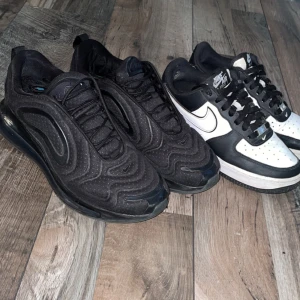 Nike  - Två par nike skor som finns att köpa separat om man vill det i mina andra annonser men det är dock 100kr billigare om man köper båda skorna i denna annons. Mera bilder på skorna finns som sagt i de separata annonserna. De svart vita air forcen är i storlek 40 och de svarta 720 är i storlek 44