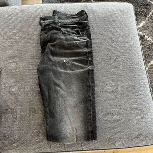 Diesel D-STRUKT slim jeans - Mörk gråa slim fit jeans från Diesel, modell D-STRUKT. Jeansen har en snygg tvättad look med slitningar.  Midwaist och smal passform i benen. Helt nya endast testade!!! 