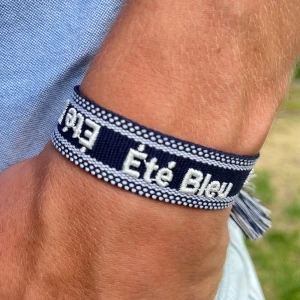 Été Bleu armband - Skönt sommararmband där det står Été Bleu på som betyder blå sommar på franska. Box ingår, och armbandet passar princip alla! Kom med frågor!  