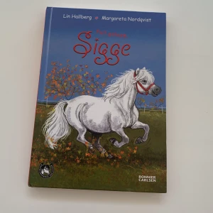 Full galopp Sigge - Bra skick förutom iner sidan där det har suttit ett klistermärke som någon väldigt aggressiv försökt få bort. 
