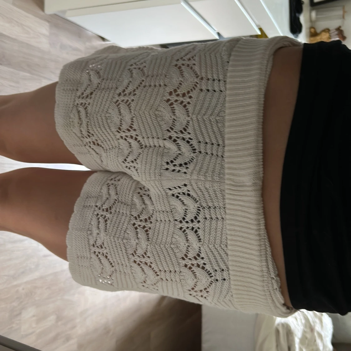 Vita stickade shorts med spetsmönster - 1