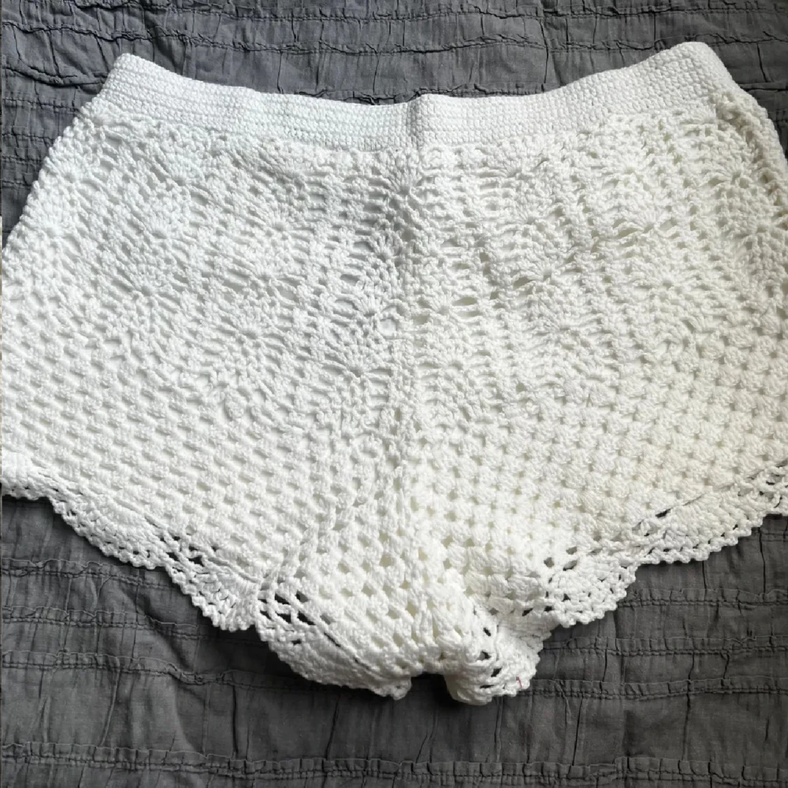 Vita virkade shorts med spetskant - 2