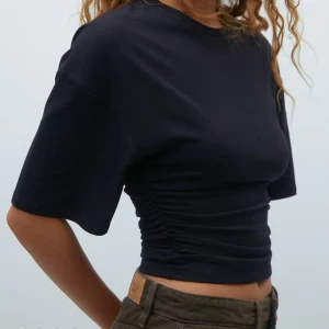 Tight topp 🪽💕 - Denna topp är super snygg o är lös uppe men tight i midjan 🪽 använd ett par fåtal gånger men inga defekter alls 🌟 säljer för 70kr billigare men pris kan diskuteras!! 💕