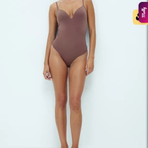 Brun bikini med v-ringning från Molly - Säljer denna super snygga hm bodyn som är slutsåld, inte använd då jag köpte fel storlek 