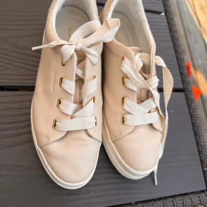 Beige sneakers från Gant i skinn - Snygga beige sneakers, märke GANT. Skorna är strl 40 och ör knappt använda som ni ser på sulan.