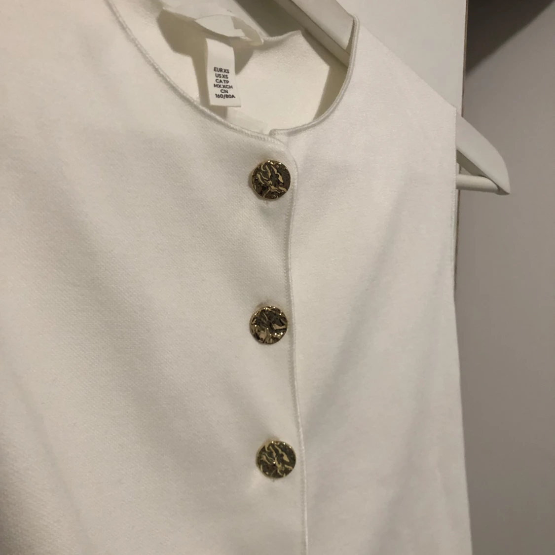 Vit väst med guldknappar från H&M - 2