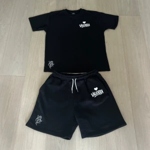 Valerra summer set - sommarset från Valerra, bestående av matchande T-shirt och shorts. Setet har en minimalistisk design med en broderad logga på bröstet och en större tryckt logga som ger en modern touch.  Materialet är av premiumkvalitet – huvudsakligen bomull – vilket gör det både bekvämt och perfekt för varma dagar. Det här setet är en del av en exklusiv drop och kommer med största sannolikhet inte att släppas igen i år.  Perfekt för dig som gillar stilrena, street-inspirerade plagg med hög kvalité!
