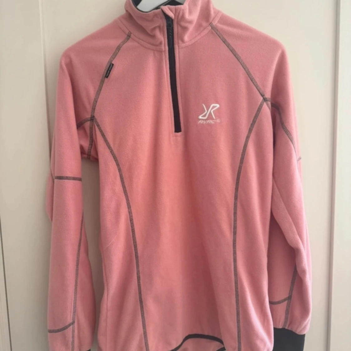 Rosa fleece half zip från RevolutionRace