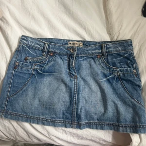 Blå jeanskjol från Promise, stl 40 - Så snygg lite vintage blå jeanskjol!  Midjemått ca 41cm rakt över, mer som en 38 än 40! Längd 30cm Diskuterar gärna pris vid snabb affär! !!!Den passar inte mig därför har jag inte bilder med den på!!!