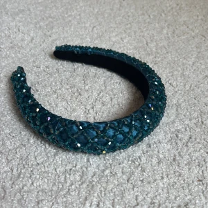 Turkos glittrigt diadem med pärlor💕 - Snyggt turkost diadem med glittrande pärlor och satinliknande tyg. Diademet är vadderat och har ett lyxigt, chunky utseende som verkligen sticker ut. Perfekt accessoar för att ge din look extra bling och färg. Aldrig blivit använt, skriv gärna vid frågor!💕💕