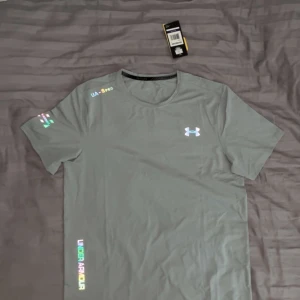 Under armour tröja - Säljer en helt ny under armour tröja som reflekterar mot ljus. Extremt snygg och populär tröja. Storlek XXL men passar Xl/L. Jag är 189 och väger 80 och den är lite pösig på mig