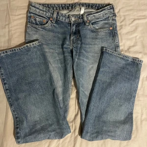 Low waist Jeans - Sitter jätte snyggt, är low waist/rise. Köpta från weekday i modellen ”arrow” se bilder för midjemåttet o innerbenslängd ⭐️mycket bra skick 