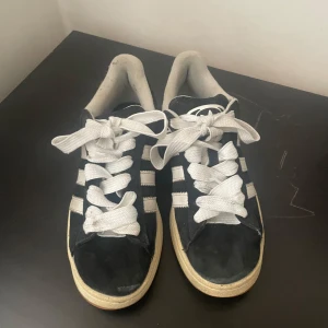 Adidas Campus svarta sneakers mocka - Säljer mina campus nu då dom inte kommer till användning längre perfekt nu framtill hösten.