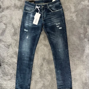 Dondup jeans george  - Tja! Säljer nu dessa feta dondups jeansen! Jeansen är i endast testade, som nya med orginal slitningar och en fin tvätt på jeansen! Nypris på jeansen är cirka 4000kr, Vid bilder eller frågor skriv privat!