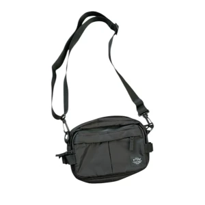 Svart axelväska  - Riktig fett axelväska och är bara använd tre gånger!