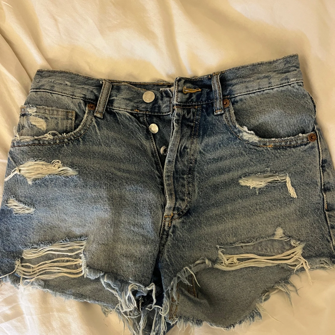 Blå slitna jeansshorts med fransar - 2