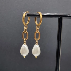 Handgjorda örhängen  - Rostfritt stål och pärlor.  Längd-5,3cm