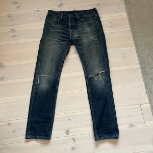 Levis 508 - Tvär feta Levis 508 med snygga slitningar och fade