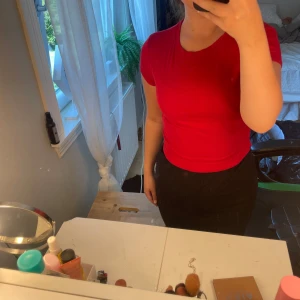 Röd kortärmad topp  - En enkel och snygg röd topp som är perfekt till sommaren. Väldigt bra skick ❤️