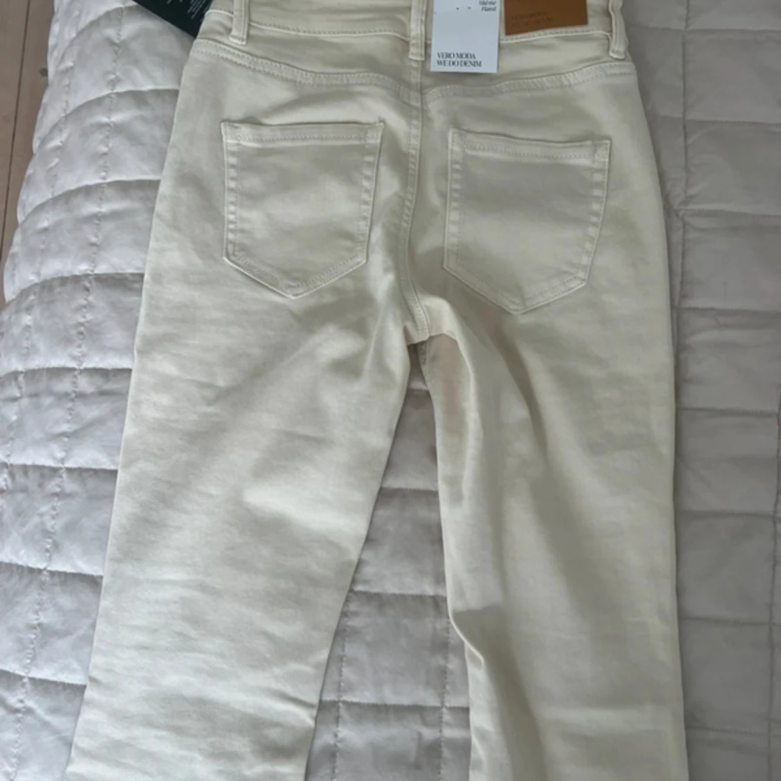 Beiga bootcut jeans från Vero Moda - 2