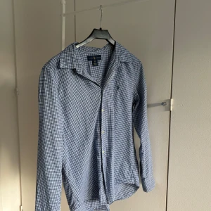 Blårutig skjorta från Ralph Lauren XL - Snygg blårutig skjorta från Ralph Lauren i storlek xl står det men är egentligen m. Skjortan har klassisk krage, långa ärmar och knappar framtill. .