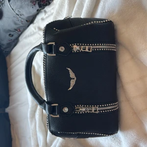 Zadig Voltaire väska  - Sjukt snygg ”liknanade” (identisk) Zadig & Voltaire väska ☺️