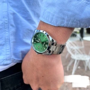 Grön Doventi klocka med stållänk - Snygg klocka från Doventi  med grön urtavla och datumvisning. Klockan har en klassisk rund form och en robust länk i silverfärgat stål. Perfekt accessoar för dig som vill sticka ut med en cool färg på handleden.