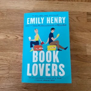 Book Lovers - Book Lovers av Emily Henry på engelska och den är häftad. Aldrig läst. Kolla gärna in mina andra annonser jag vill bli av med allt och erbjuder paketpris. Det finns just nu gratis frakt som jag kan ordna så passa på!