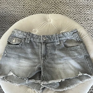 Gina Tricot Young lågmidjade jeansshorts  - Superfina lågmidjade shorts från ginas Young avdelning som aldrig blivit använda, men utan prislapp. Detaljerade fickor och söta nu under sommaren! Storlek 170, Nypris 299kr💕
