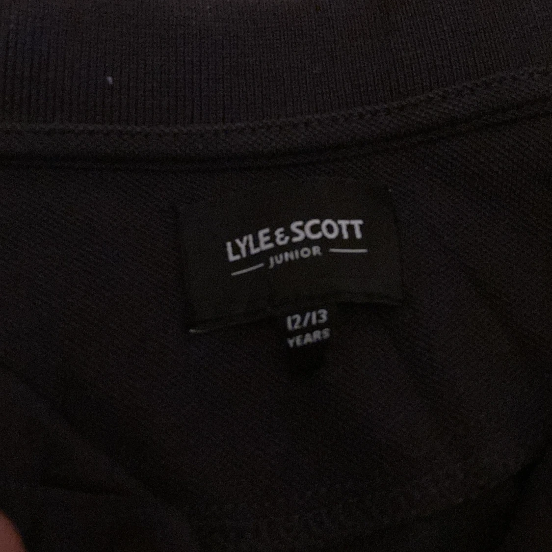 Svart pikétröja från Lyle & Scott - 2