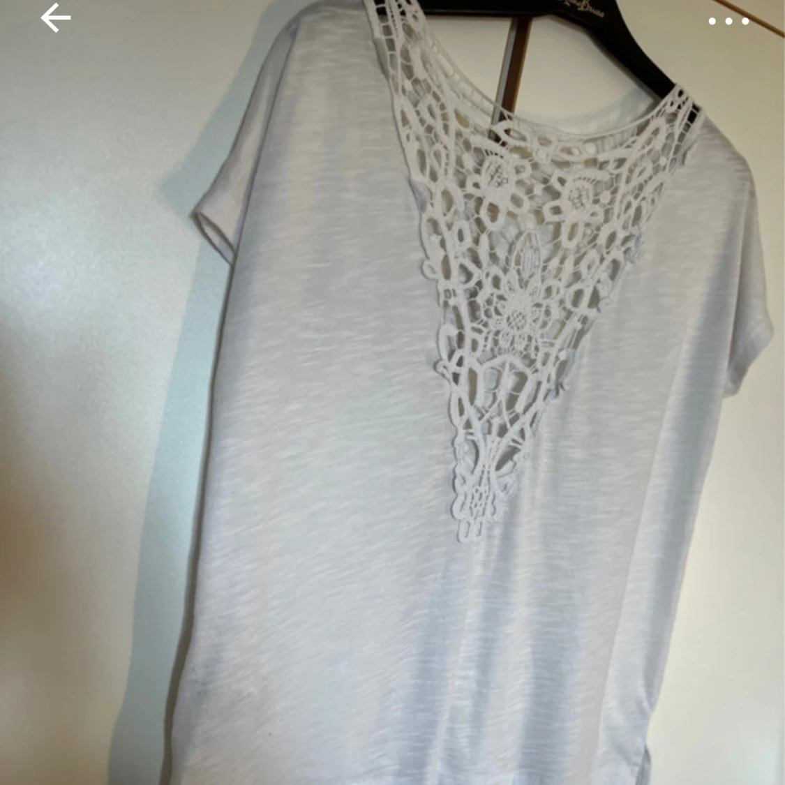 Vit topp med spetsdetalj från ONLY - 4