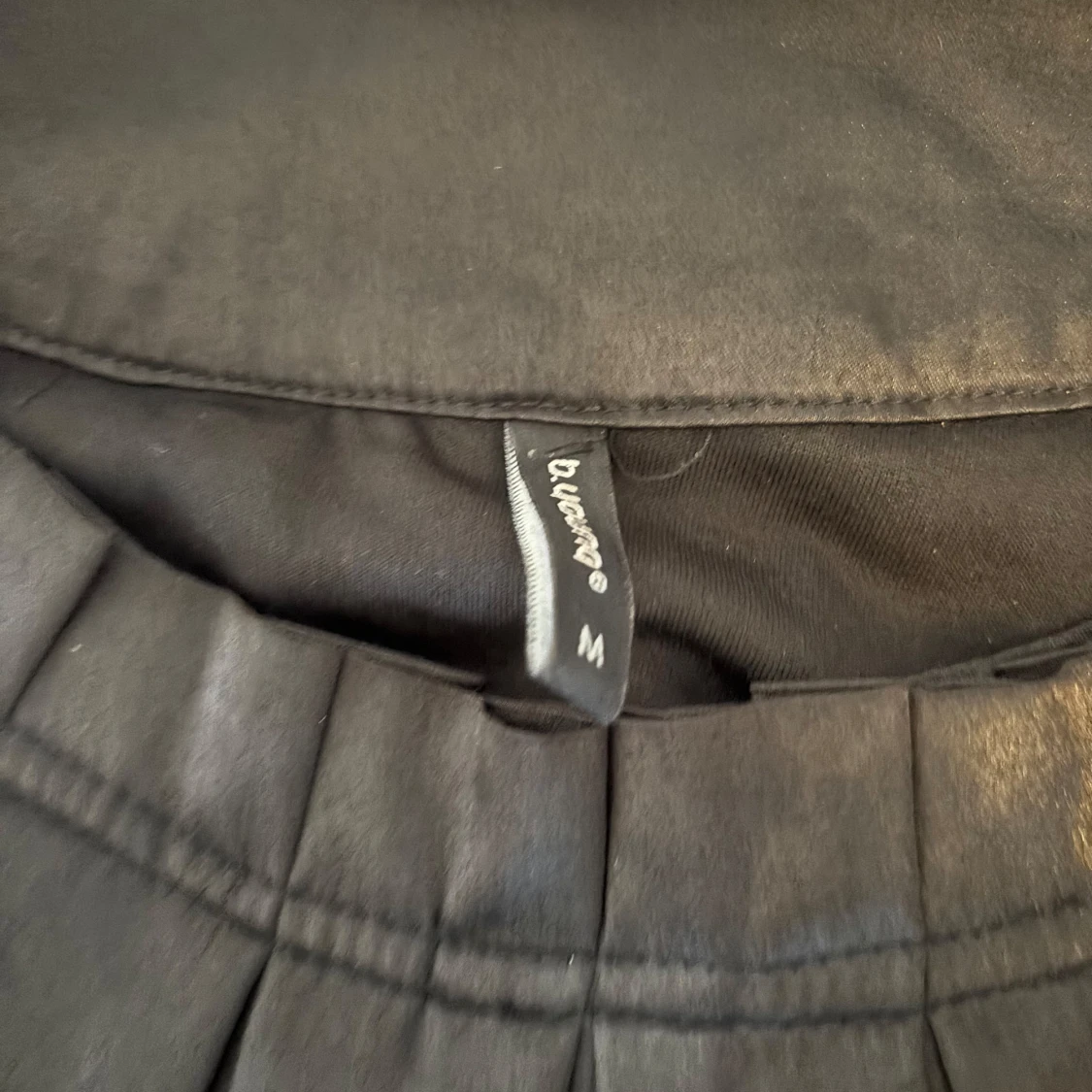 Svart ärmlös linnetopp från Busana - 3