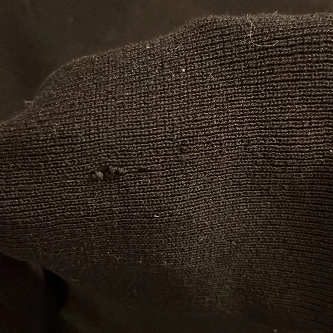 Svart v-ringad stickad tröja - 2