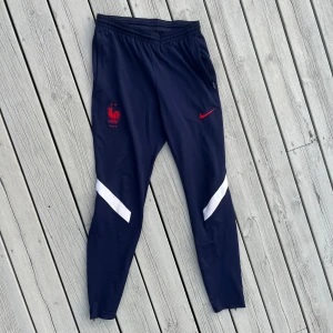 Nike Dri-Fit träningsbyxor Frankrike S - Frankrike träningsbyxor i storlek S. Skriv vid frågor och funderingar!