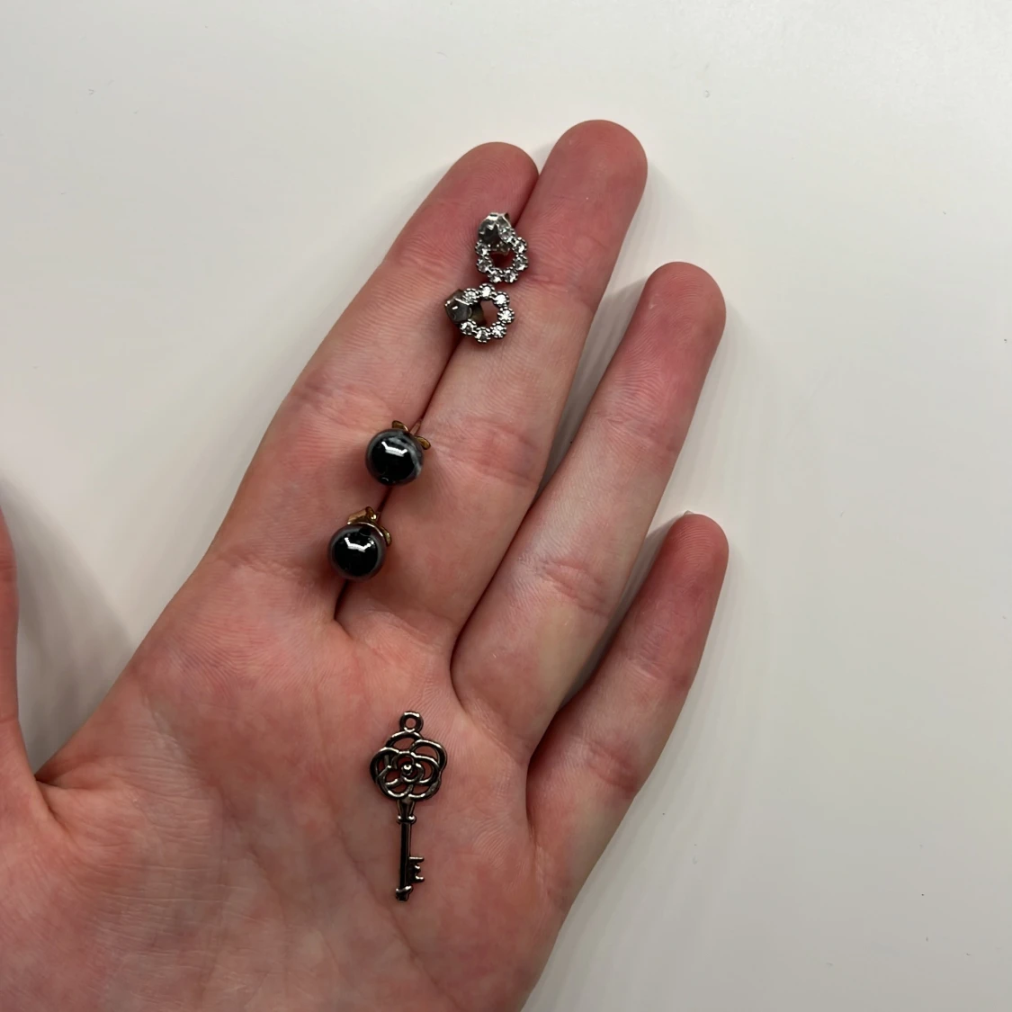 Två par örhängen och en nyckelberlock - 1
