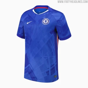 Chelsea FC blå matchtröja Nike - Chelsea FCs officiella matchtröja i blått från Nike. Tröjan har korta ärmar, vit Nike-logga och klubbmärke på bröstet. Snyggt geometriskt mönster i tyget och detaljer i vitt och rött vid kragen. Tillverkad i lätt och ventilerande material.Storlek S men lång och passar M