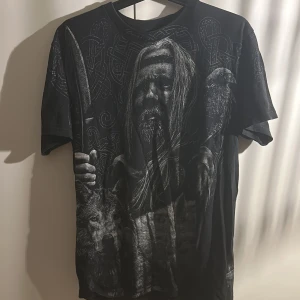 T-shirt med grafiskt tryck  - Min  älskade grafiska tröja med krigsguden Oden på både fram och bak. Köpt secondhand men har själv inte använt den så mycket då den inte passar mig. 