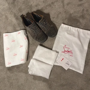 Christian Louboutin - skor - Christian loubotini skor | grå | tillkommer: enbart skorna | medel/dåligt skick därav priset | skriv vid funderingar/frågor!