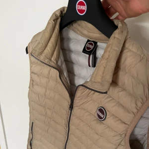 Colmar väst - || Fet colmar väst i färgen beige || Strl M || Vädligt bra skick || Tillkommer en Colmar galge || Hör av er vid frågor💫||