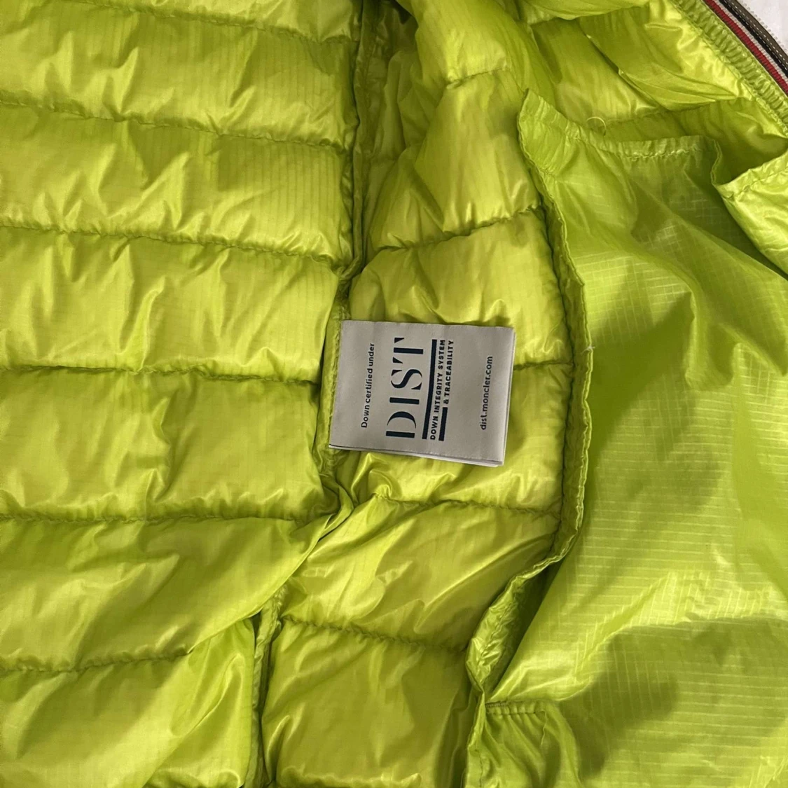 Neongul dunväst från Moncler - 2