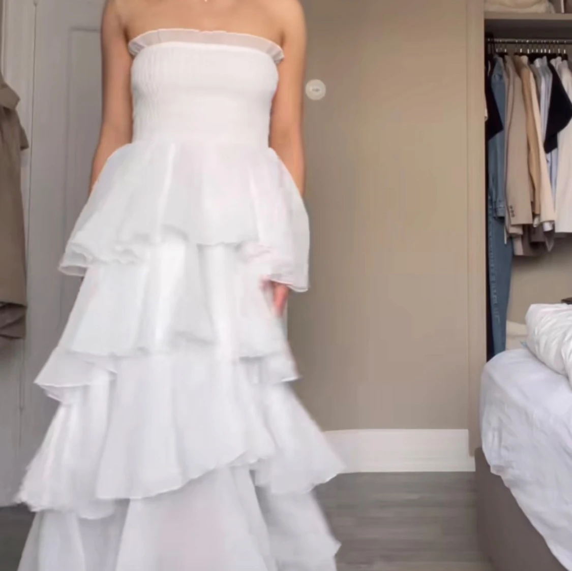 Vit volangklänning med bar axel - 2