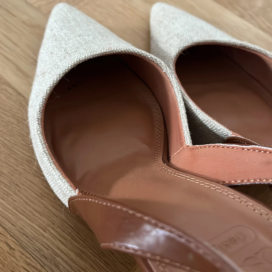 Beige pumps med spetsig tå och klack - 4