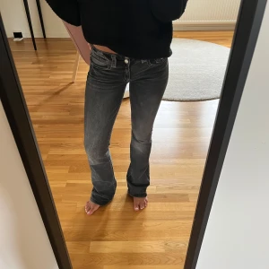 Svarta bootcut jeans med slitningar - Snygga svarta jeans med bootcut passform och  slitna detaljer. Från Gina Young ”Tall”, men passar mig bra som är 168 och vanligtvis bär S eller 36💗