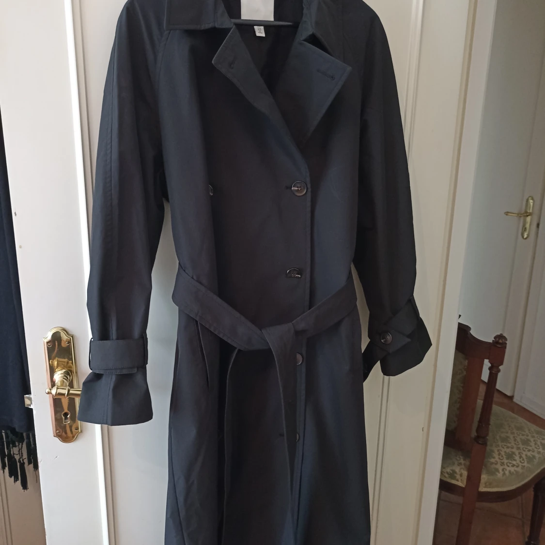 Svart trenchcoat med bälte