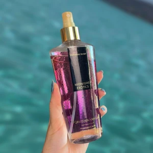 Victoria's Secret Midnight Exotics - Victoria's Secret Midnight Exotics Forbidden Vanilla body mist i en genomskinlig plastflaska med lila och guld detaljer. Doften är söt och exotisk med tydliga vaniljtoner. Flaskan har en praktisk sprayfunktion och rymmer 250 ml.