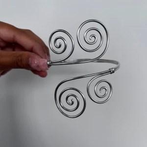 Armcuff  - 🌸Går att böja ut eller in för att få din perfekta passform 🌺Gör även customs!! Skicka in bild eller din idé så kan vi nog säkert lösa det 🥰