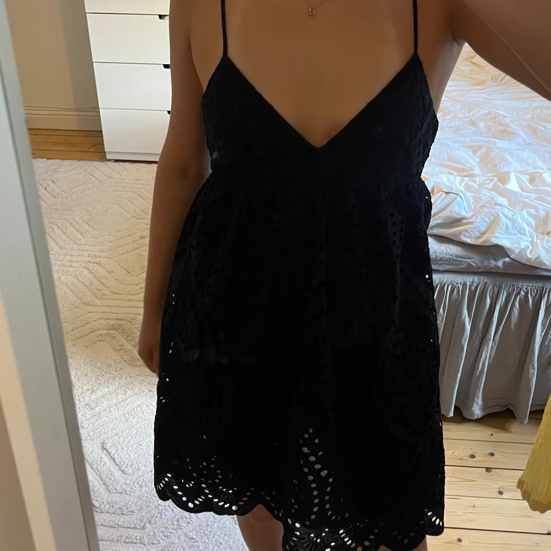 Svart kort klänning med spetsdetaljer