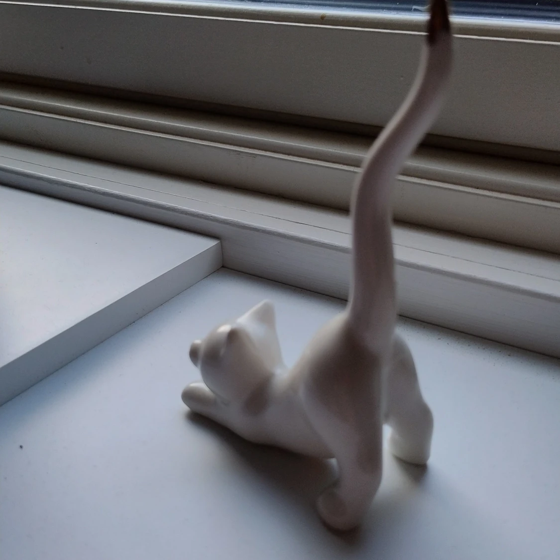 Vit kattformad ringhållare i keramik - 1